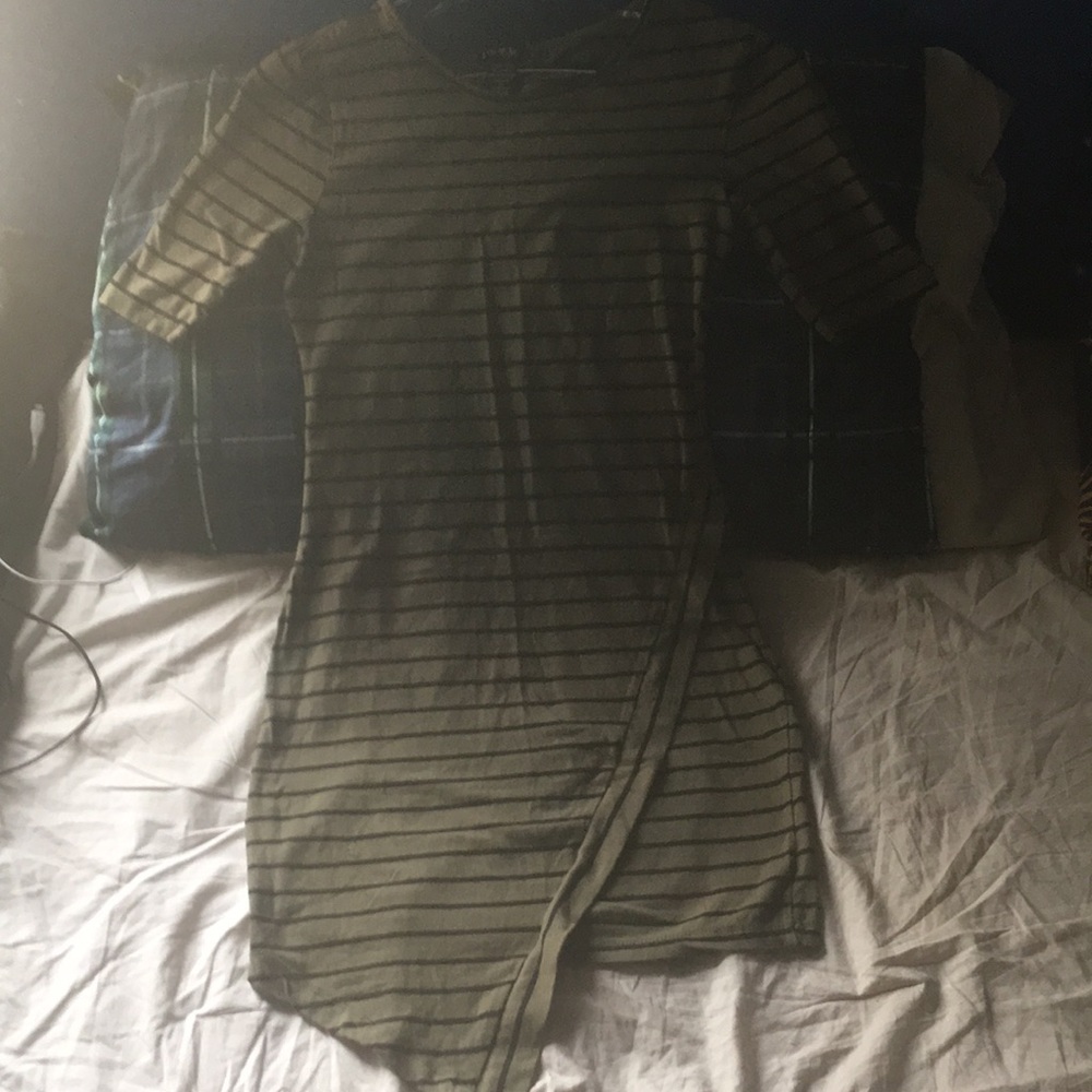 💞💞2/$20 3/$25💞💞Green and black striped dress